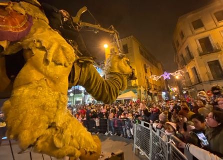 El camello de la compañia Paris Benarés saluda al público