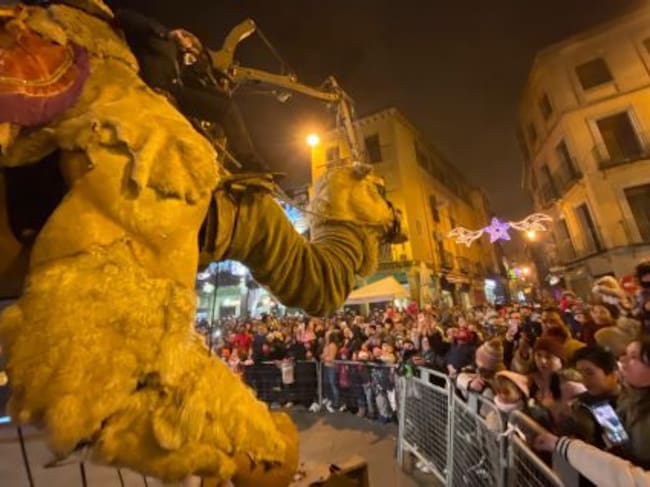 El camello de la compañia Paris Benarés saluda al público