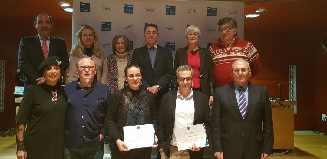 Foto de familia de los premiados del certamen &#039;Hablando en cobre&#039; de la Fundación Atlantic Copper.