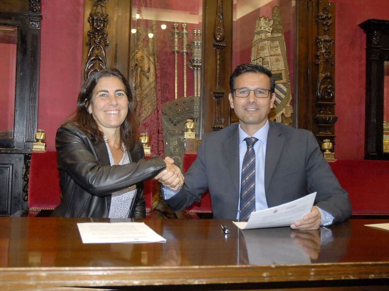 Firma del acuerdo entre la directora regional de Telefónica España y el alcalde de Granada