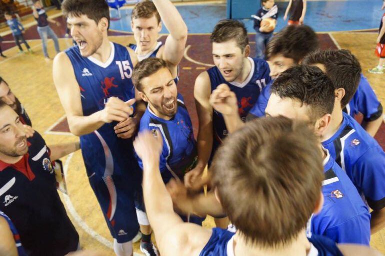 Los jugadores del Agustinos celebran su victoria en el último derbi local