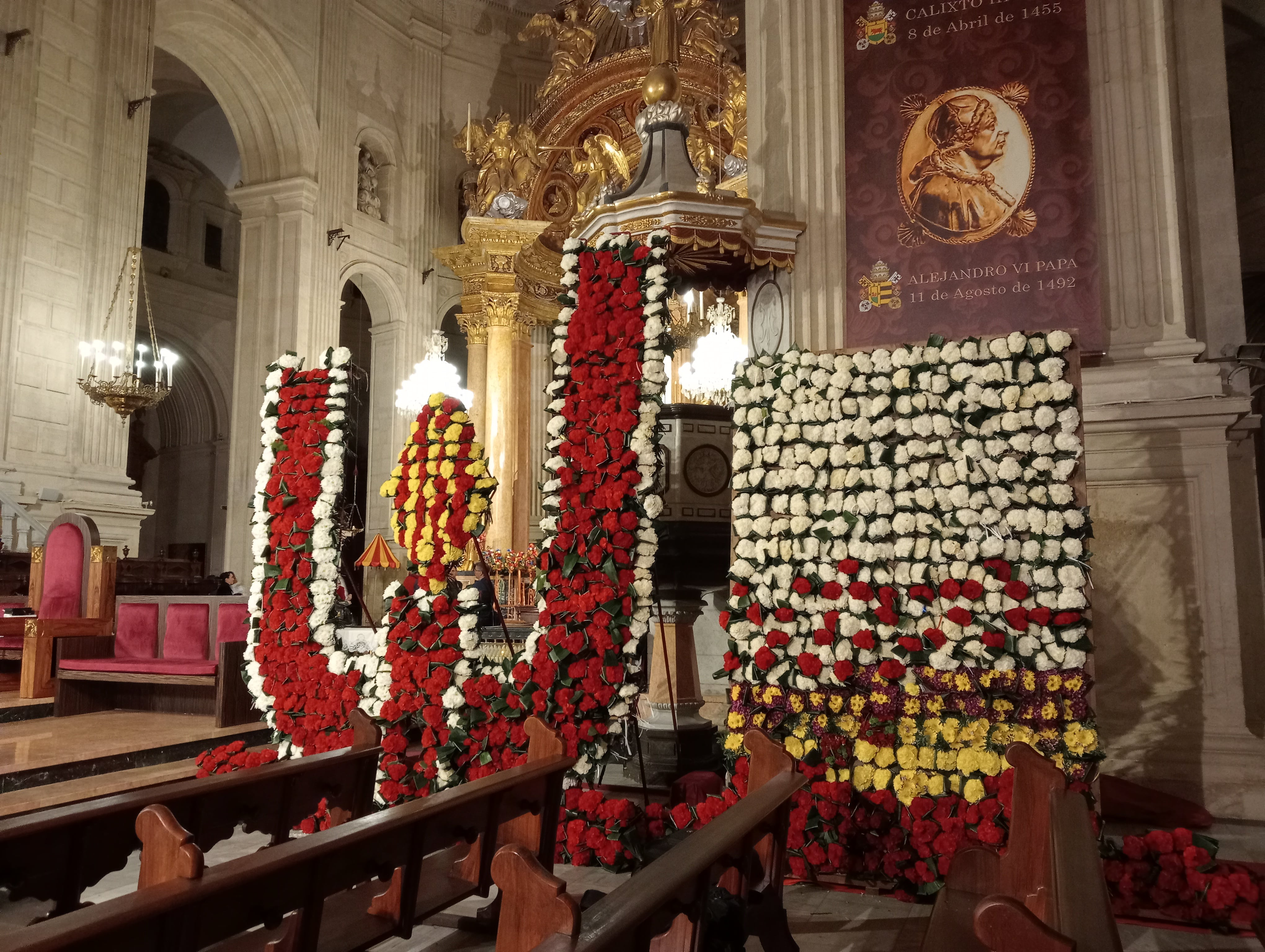 Tapiz elaborado con la ofrenda floral (Xàtiva)