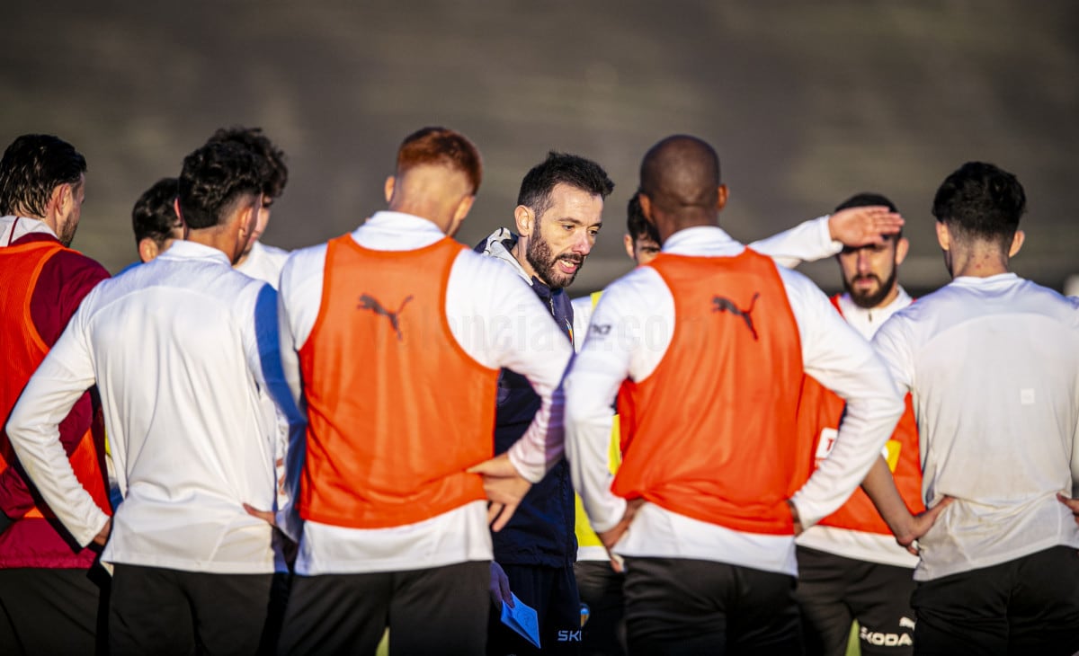 Carlos Corberán, en un entrenamiento con el Valencia.