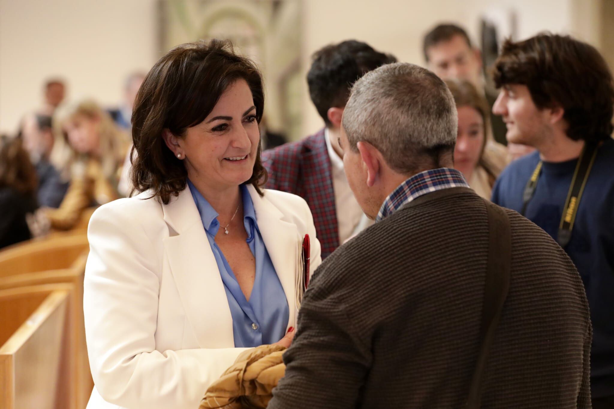 La presidenta de La Rioja, Concha Andreu, conversa con uno de los asistentes al pleno en el Parlamento de La Rioja tras la aprobación de la ley de salud mental.