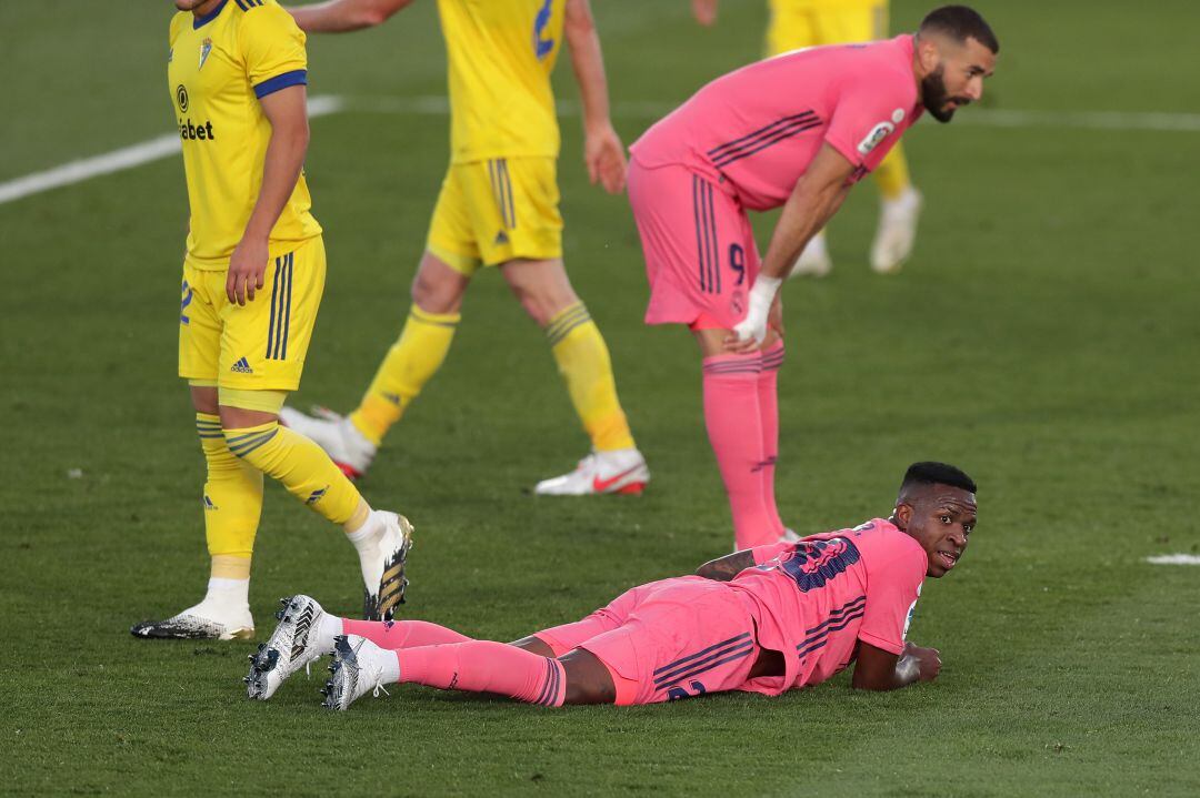 Vinicius y Benzema durante el partido