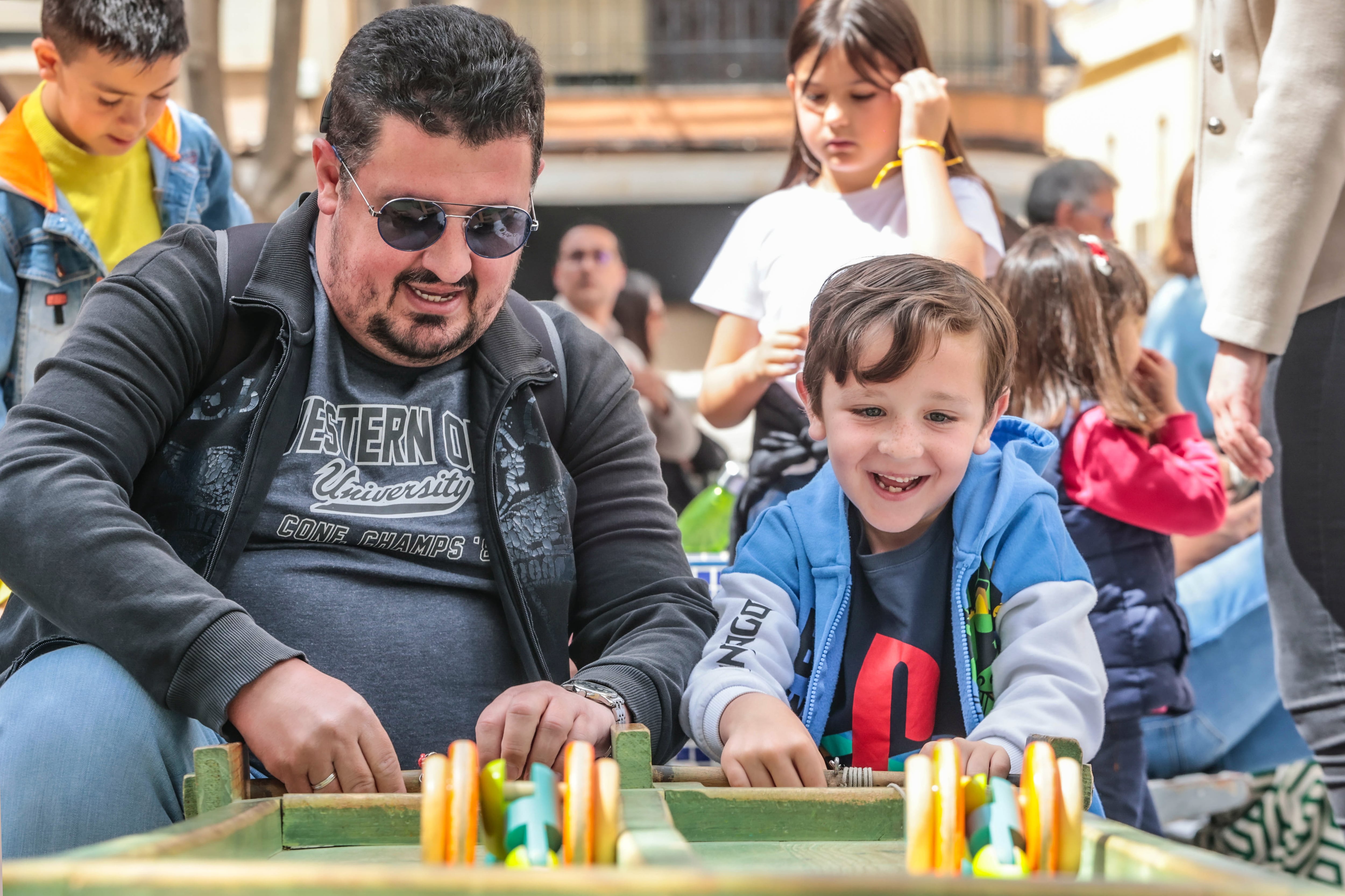 La Feria del libro de Elda se ha llenado de juegos para los más pequeños de la casa