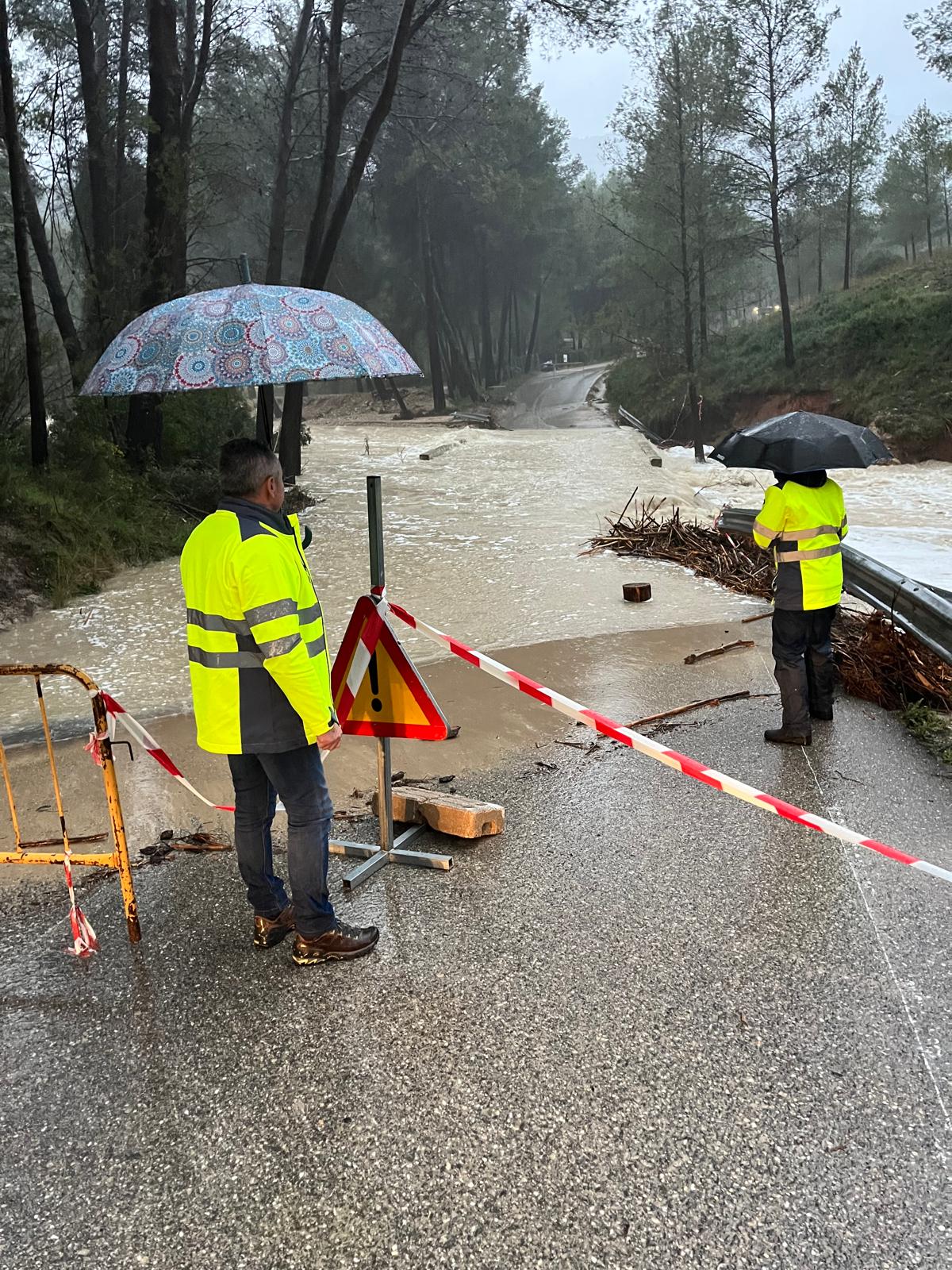 Carretera de acceso al Camping La Puerta en Moratalla cortada por la crecida del río Alhárabe