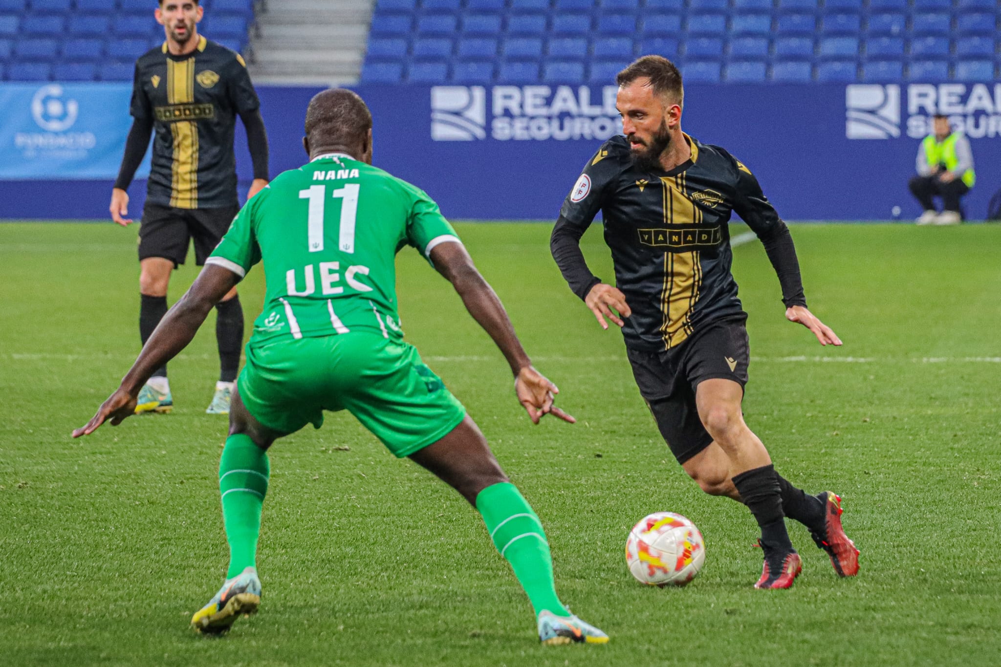 Emre Çolak, jugador del Intercity, frente a Cornellà