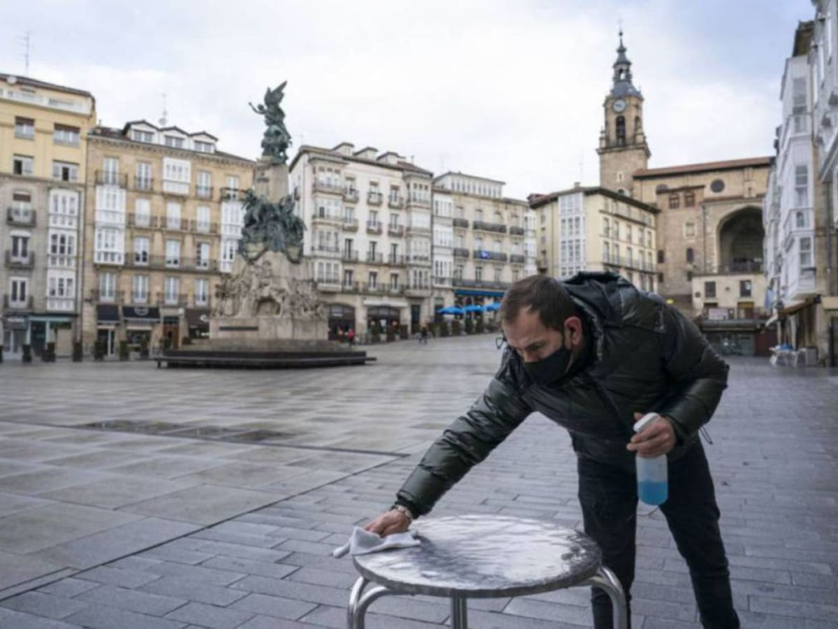 Los hosteleros vascos recurren la reducción horaria en el interior de los bares