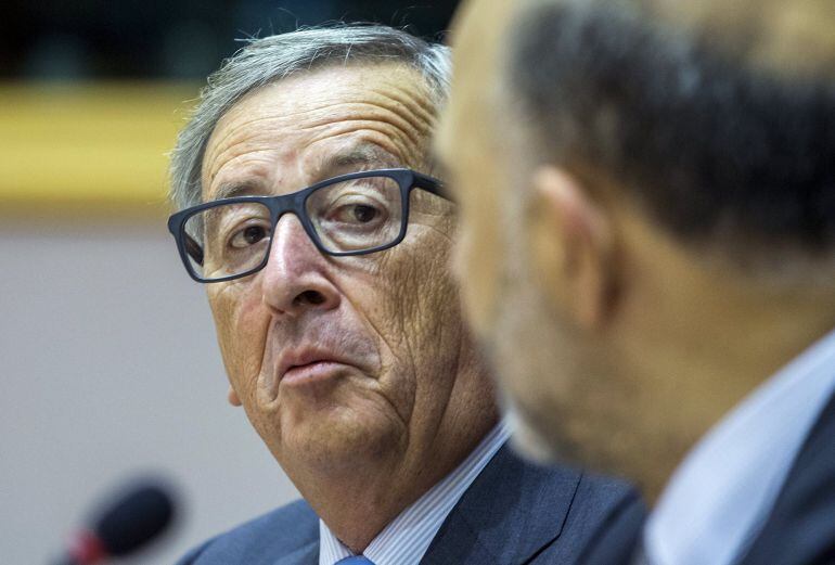 El presidente de la Comisión Europea, Jean-Claude Juncker, mira a Pierre Moscovici