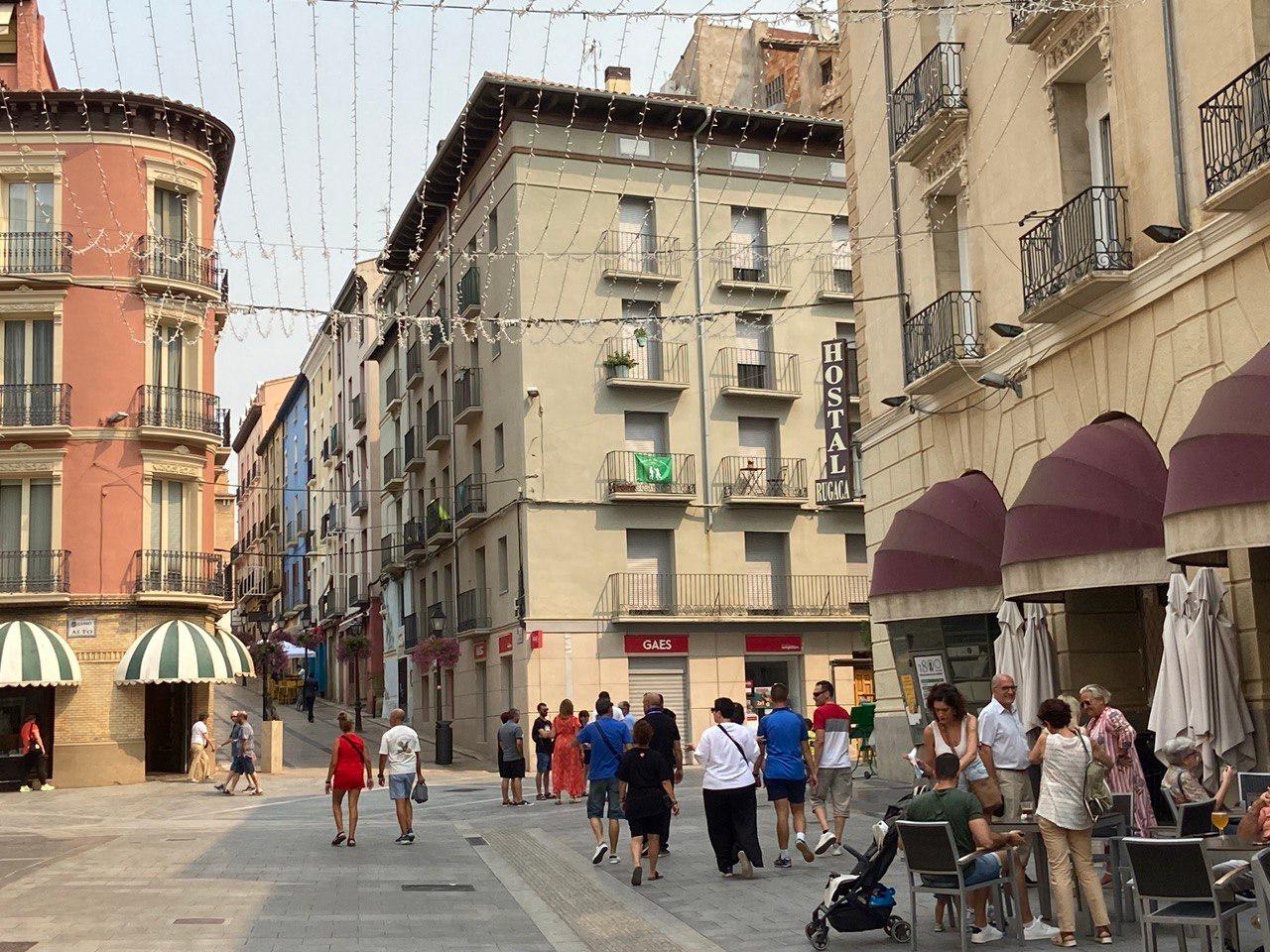 Ambiente este domingo por la mañana en el centro de Huesca