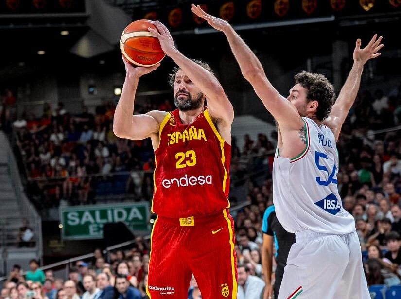 Sergi Llull provant un llançament davant d'un jugador d'Itàlia al partit d'anit.