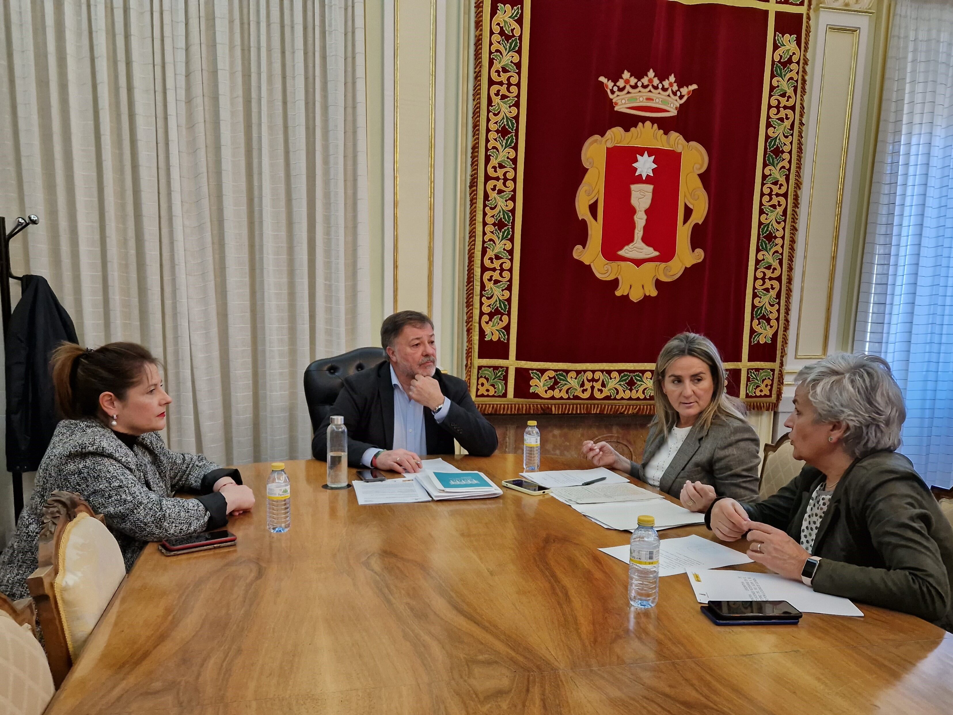 Tolón (segunda por la derecha) en la reunión mantenida con el alcalde de Cuenca, Darío Dolz