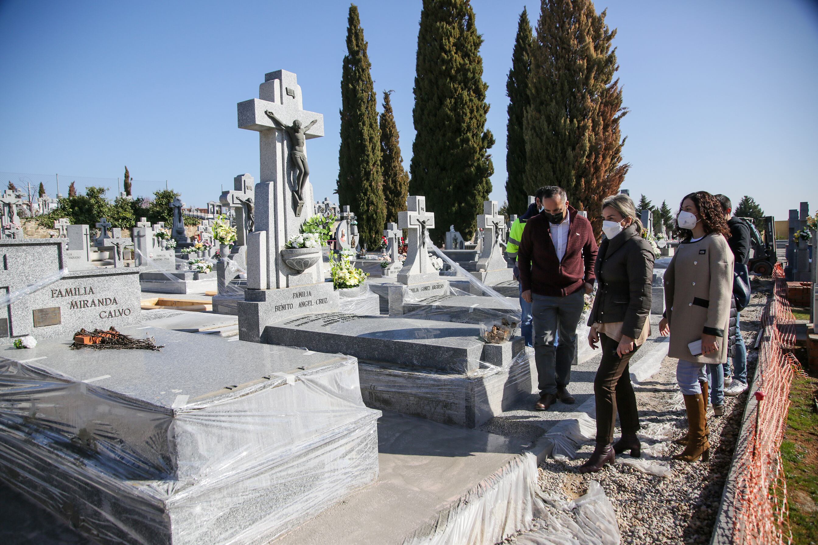 La alcaldesa, Milagros Tolón, visita el Cementerio de Toledo