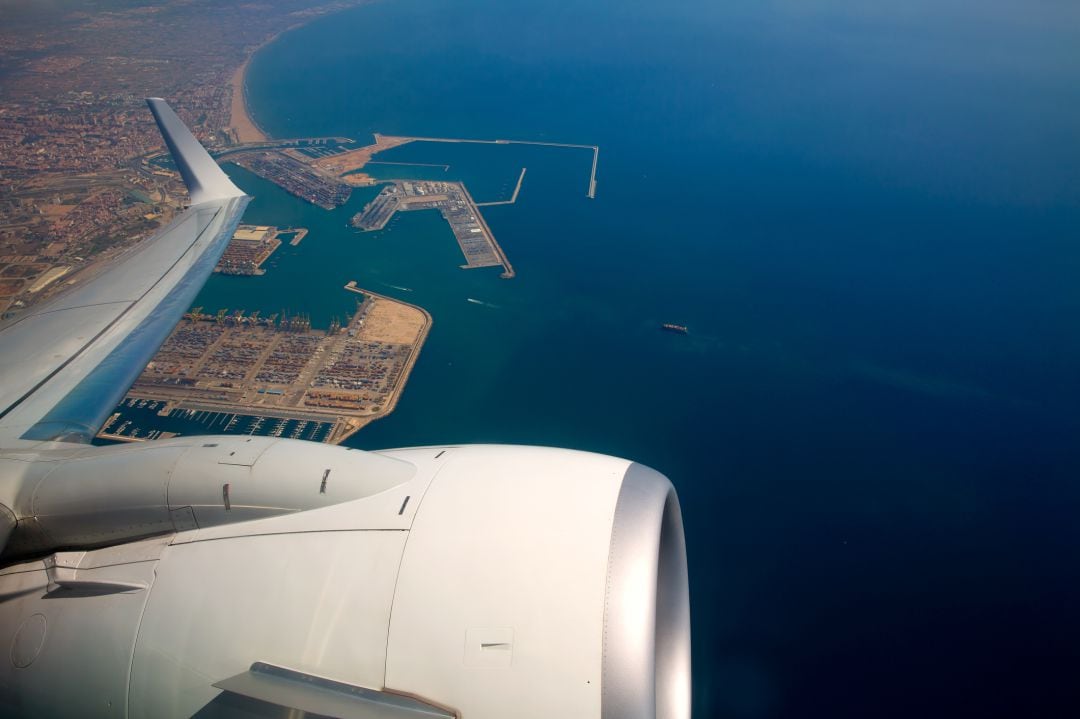 Avión sobrevolando el puerto de Valencia