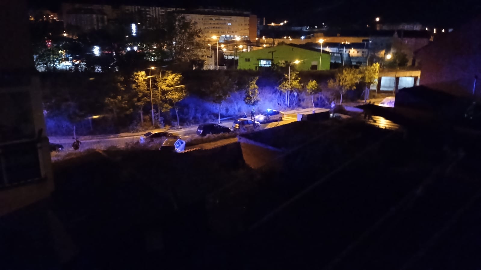 Imagen delos coches policiales cercando al agresor que disparó al camarero.