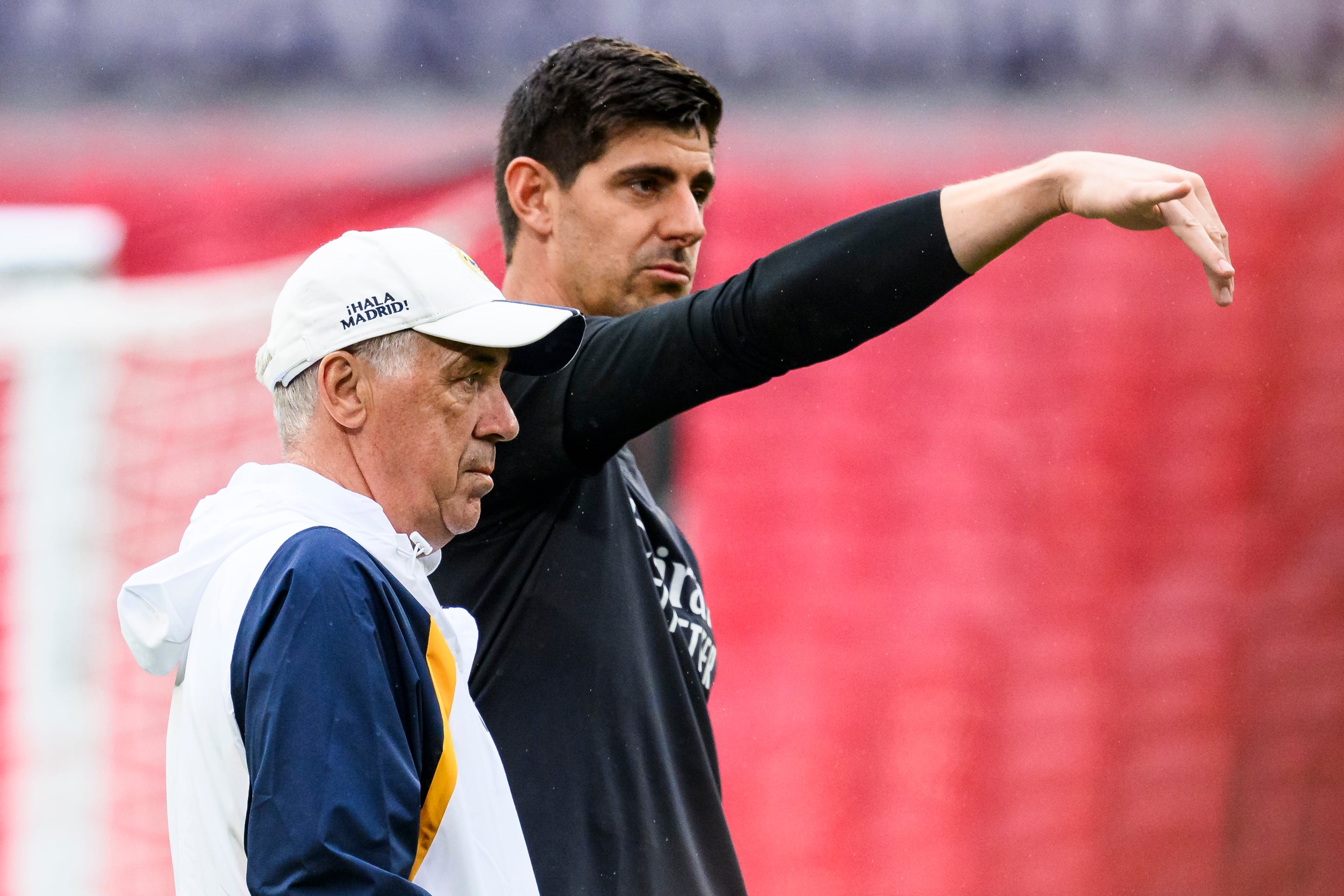 Carlo Ancelotti y Thibaut Courtois. Photo: Tom Weller/dpa (Photo by Tom Weller/picture alliance via Getty Images)