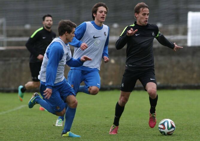 Canales controla un durante una sesión con la Real en Zubieta.