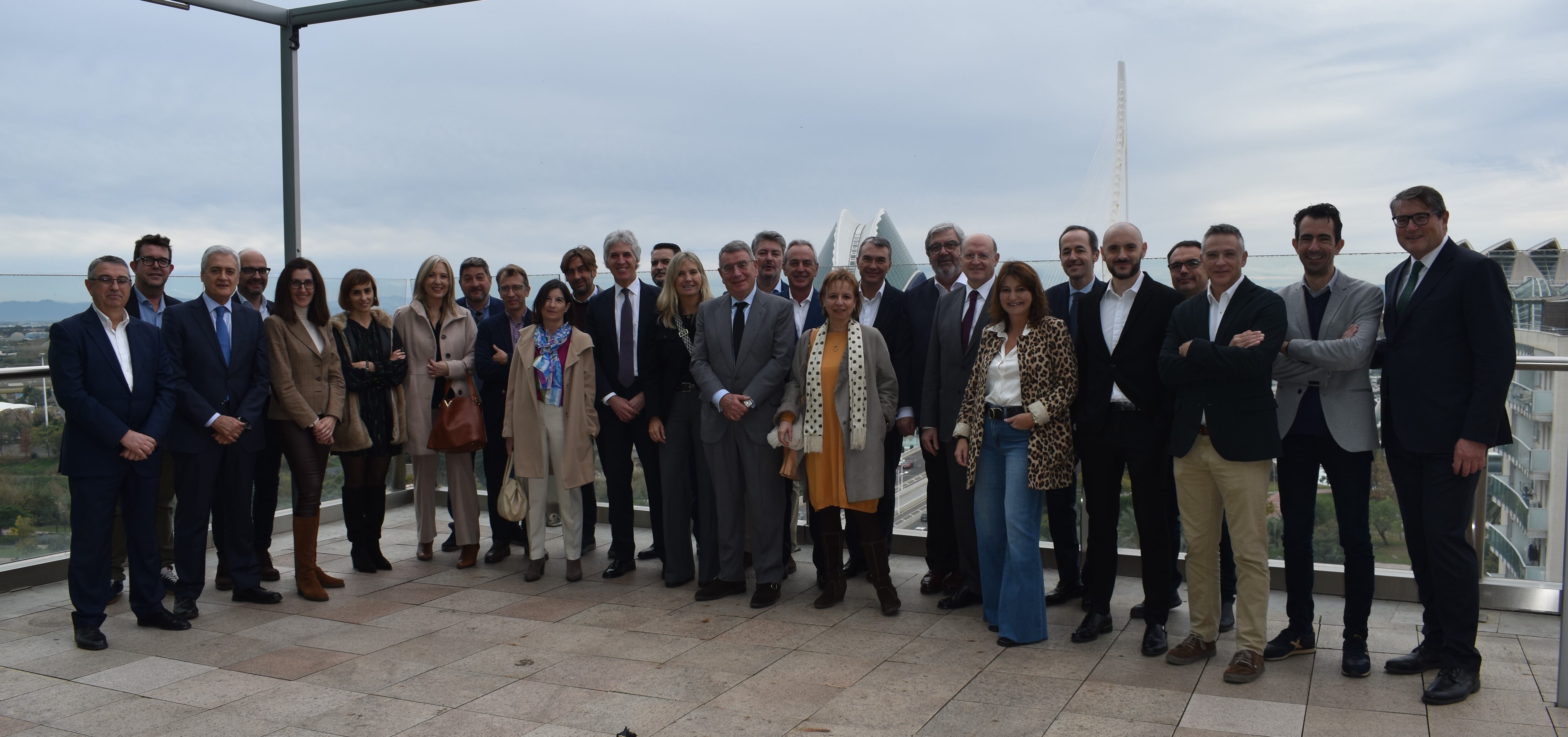 En la imagen, los directores de los medios junto a los directivos de El Corte Inglés en el restaurante de El Corte Inglés Avenida de Francia