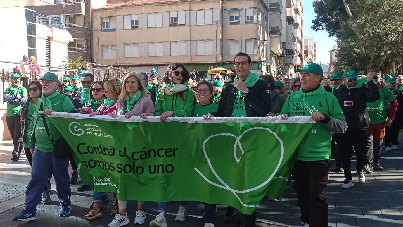 La alcaldesa de Petrer, Irene Navarro, junto al alcalde de Elda, Rúben Alfaro en la marcha contra el cáncer