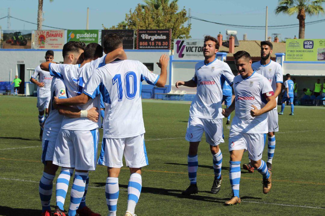 Jugadores del Arcos celebrando un gol en Guadalcacin