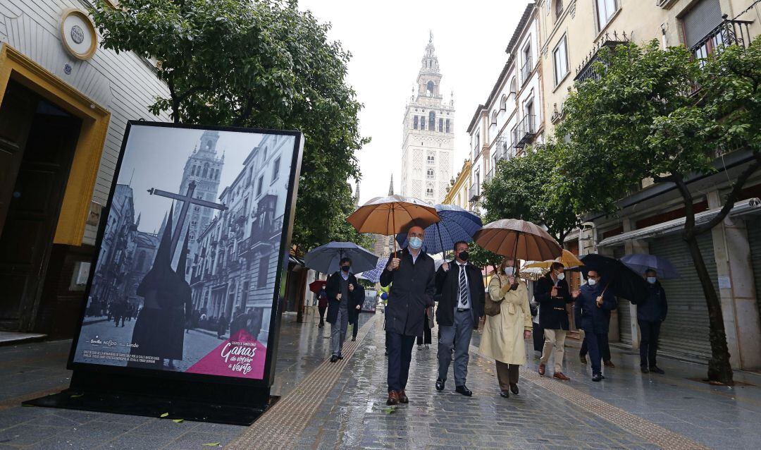 Antonio Muñoz, Juan Carlos Cabrera y otros invitados en el paseo de la apertura de la calle