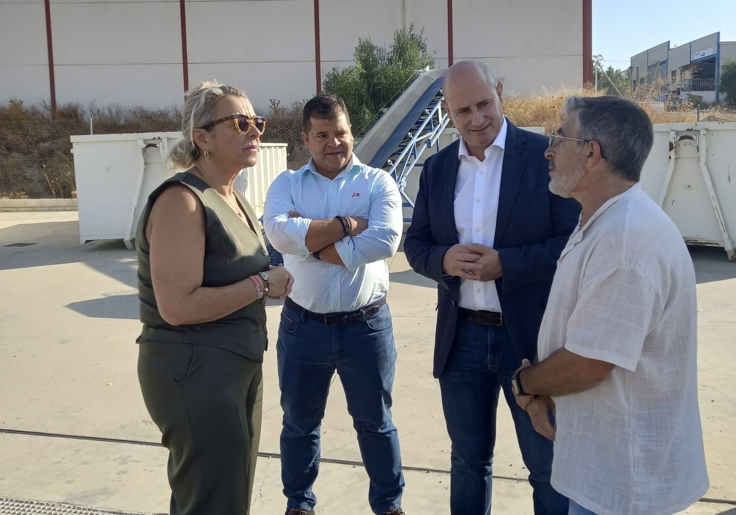 El diputado de Servicios Municipales, José Luis Hidalgo (tercero por la izqda), durante su visita al Punto de Acopio de Lopera.