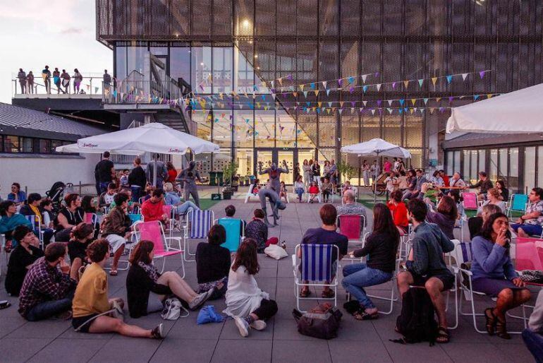 Varias personas disfrutan de una de las actividades programadas este verano en la terraza de Tabakalera. 