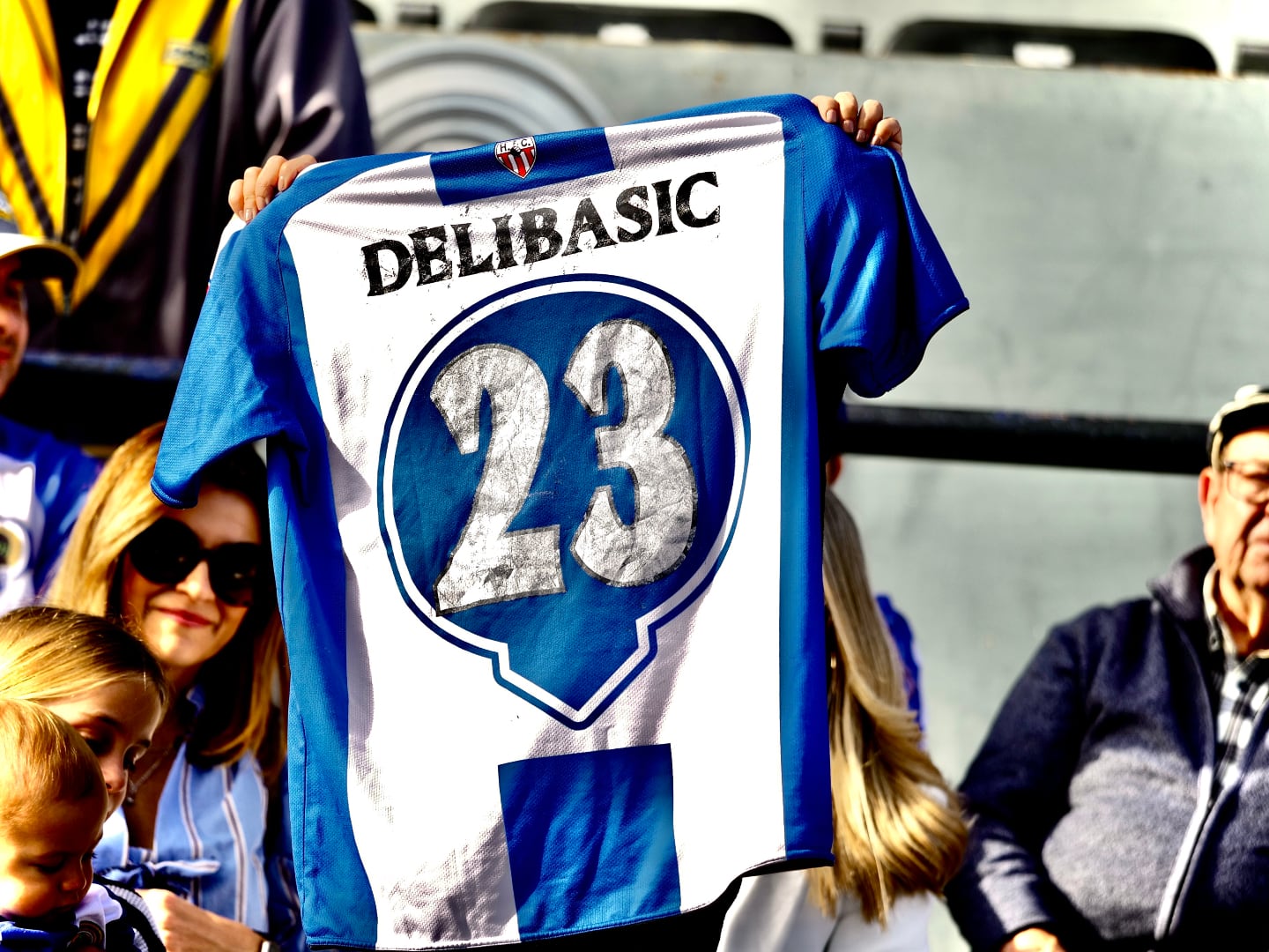 Un aficionado muestra una camiseta del Hércules de Delibasic. Foto: Hércules CF