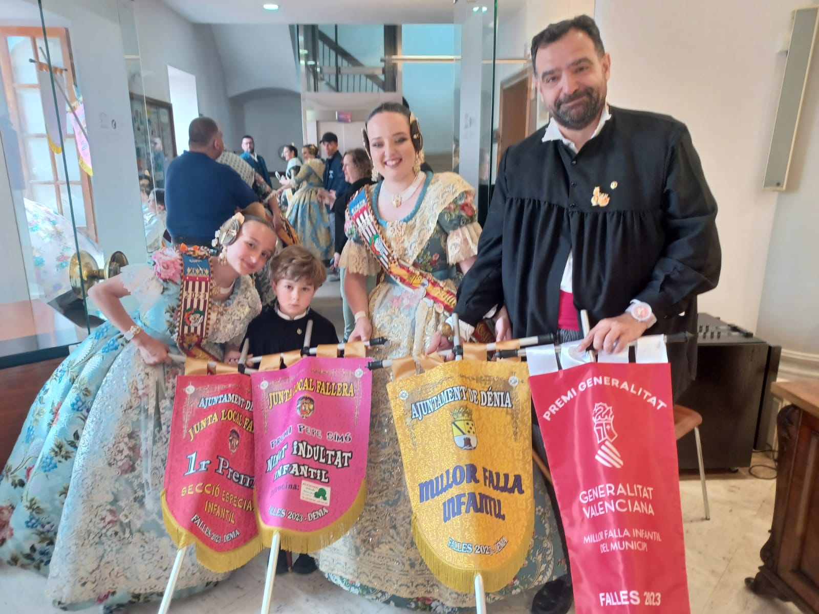 Presidentes y Falleras Mayores de la Falla Centro de Dénia, con el banderín acreditativo del primer premio de Sección Especial 2023.