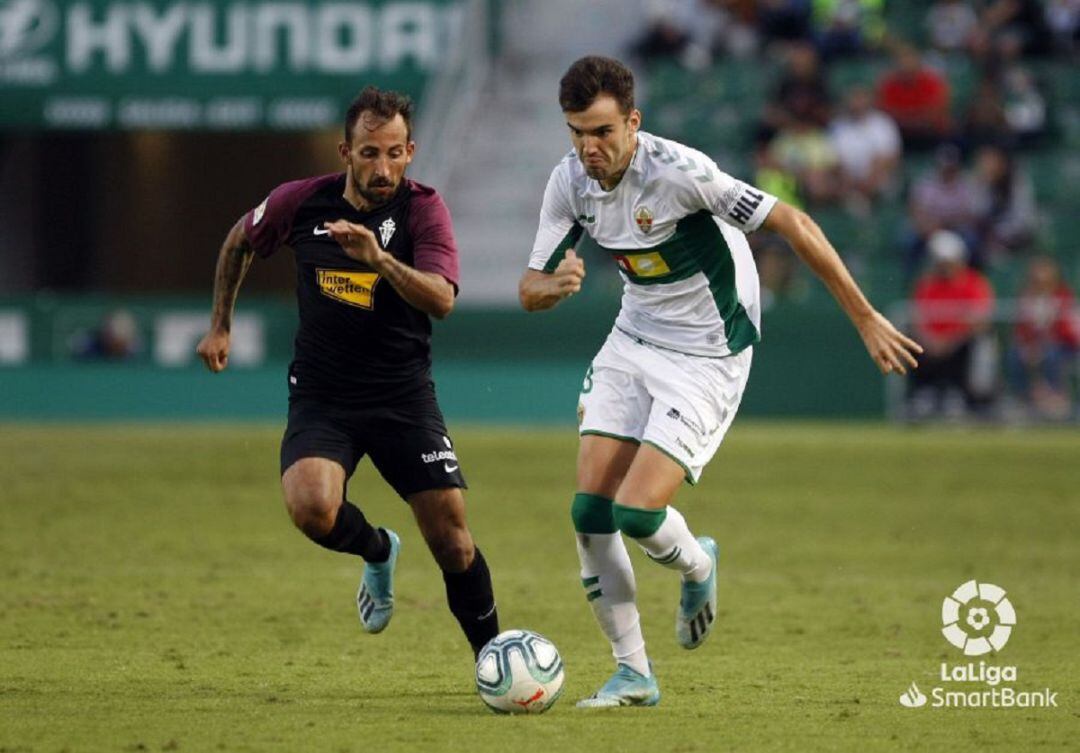 Aitor García (izquierda) presiona en Elche