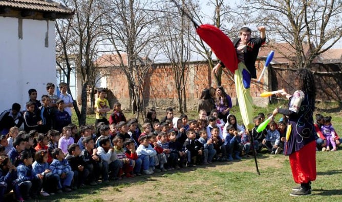 Actuación de Payasos sin fronteras en Kosovo en marzo de 2012 con Balkan Sunflowers