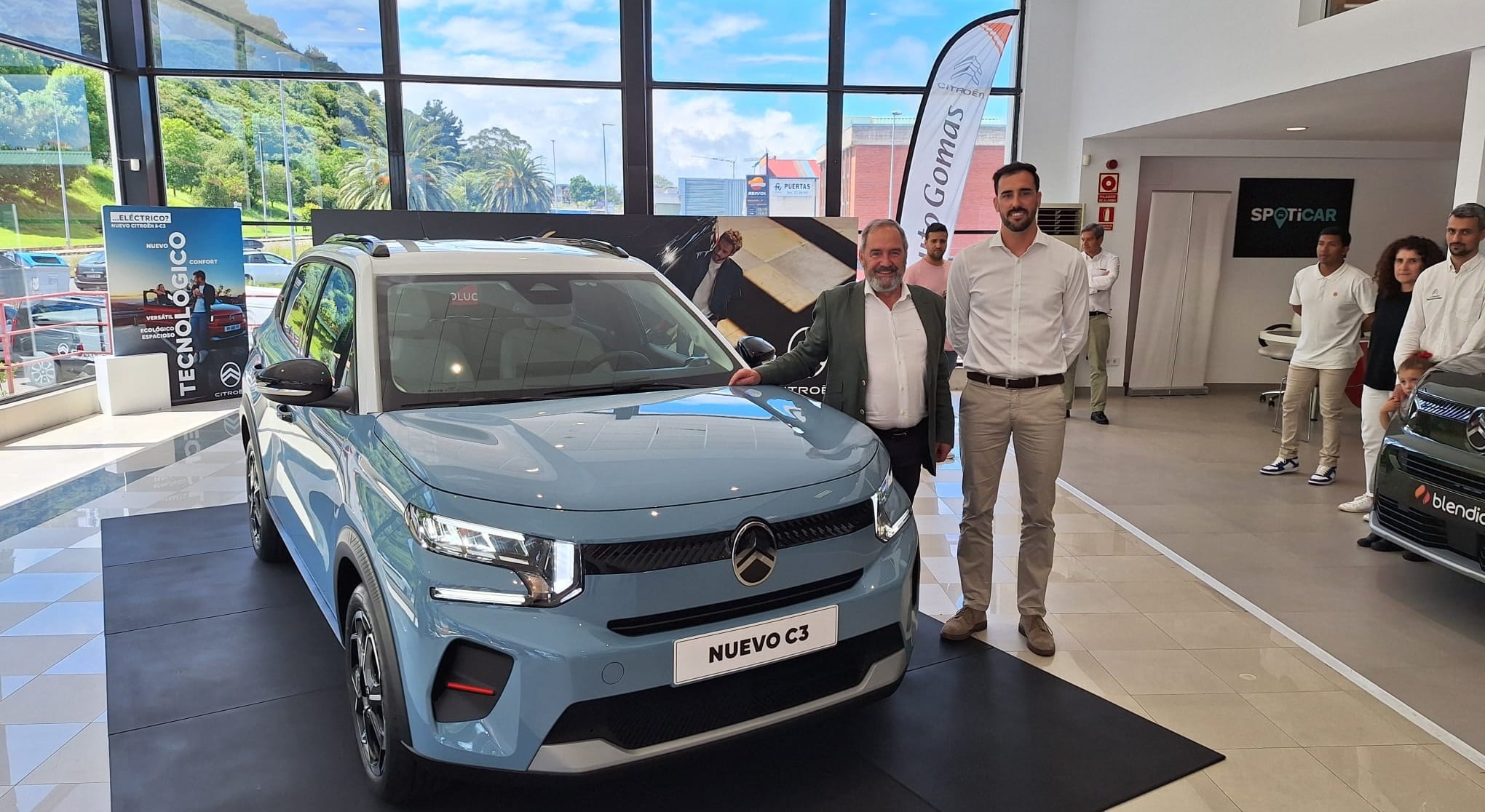 Agustín Merino y Thierry Gómez, junto al nuevo Citroën C3.