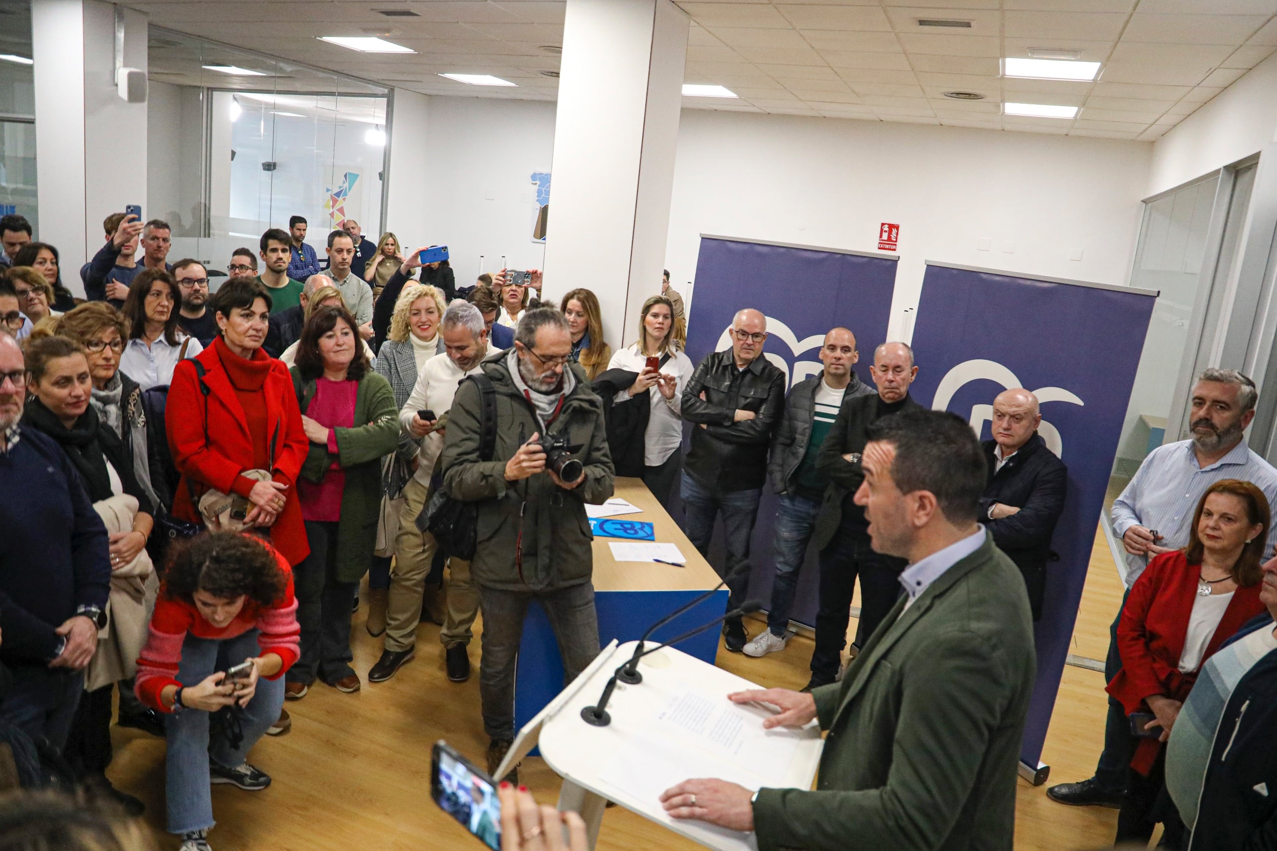 El presidente provincial del PP en Valencia, Vicent Mompó, ha reunido este sábado a todos los alcaldes populares de la provincia para firmar un manifiesto en contra de la amnistía.