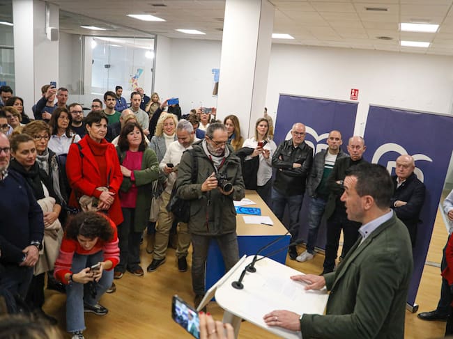El presidente provincial del PP en Valencia, Vicent Mompó, ha reunido este sábado a todos los alcaldes populares de la provincia para firmar un manifiesto en contra de la amnistía.