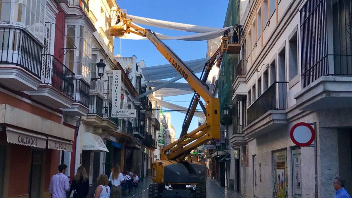 Comienza el tendido de toldos en el centro de El Puerto