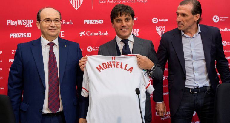 Montella posa con la camiseta del Sevilla junto a Pepe Castro y Óscar Arias