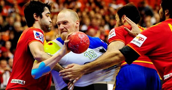 Los españoles Raul Entrerríos, Joan Canellas y Jorge Maqueda, pelean por el control del balón con el esloveno Miha Zvizej