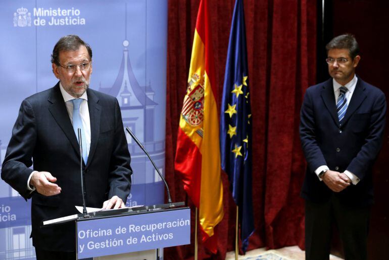 El presidente del Gobierno, Mariano Rajoy, junto al ministro de Justicia, Rafael Catalá