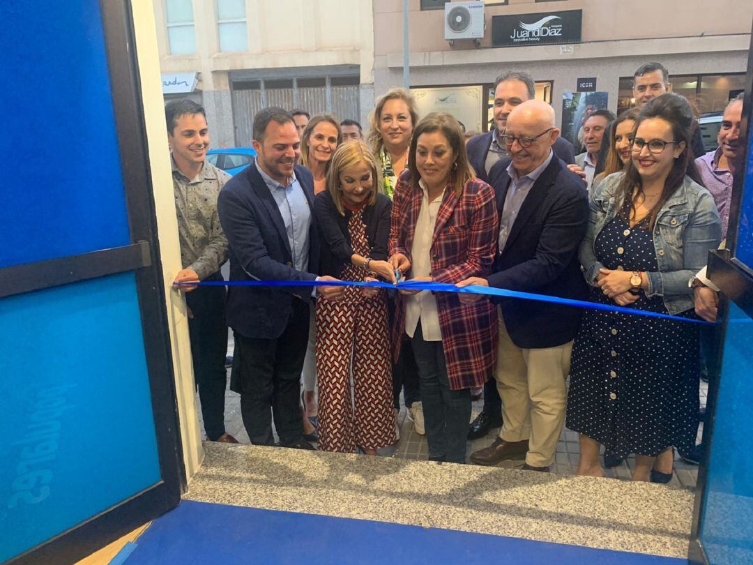 La presidenta del PP en Lanzarote acompañada de Australia Navarro cortando la cinta