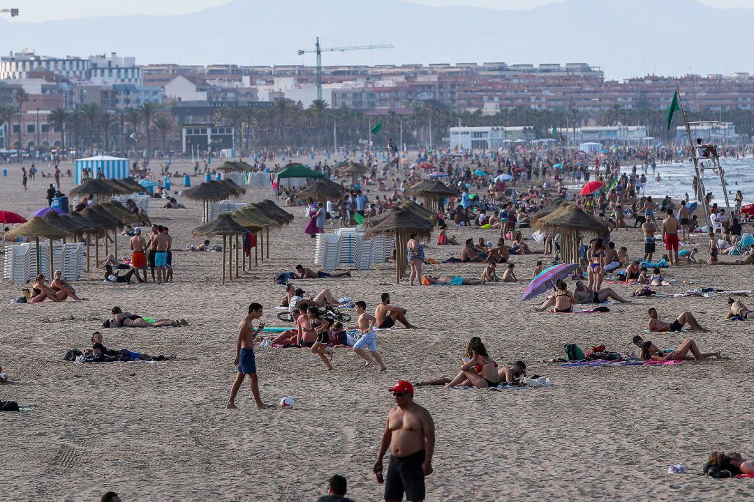 Aglomeración de personas en playa de la Malvarrosa durante la fase 2 de la desescalada en la pandemia de coronavirus COVID-19