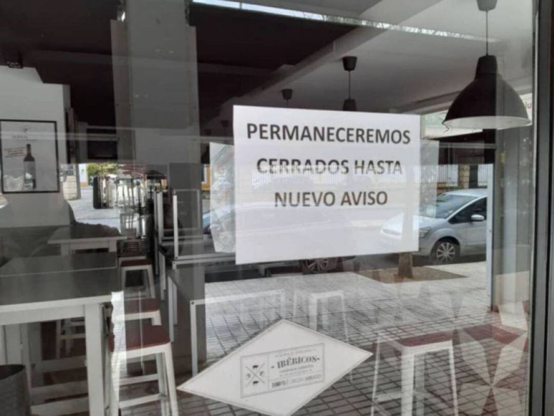 Cartel a la entrada de un restaurante cerrado por la crisis del Coronavirus 