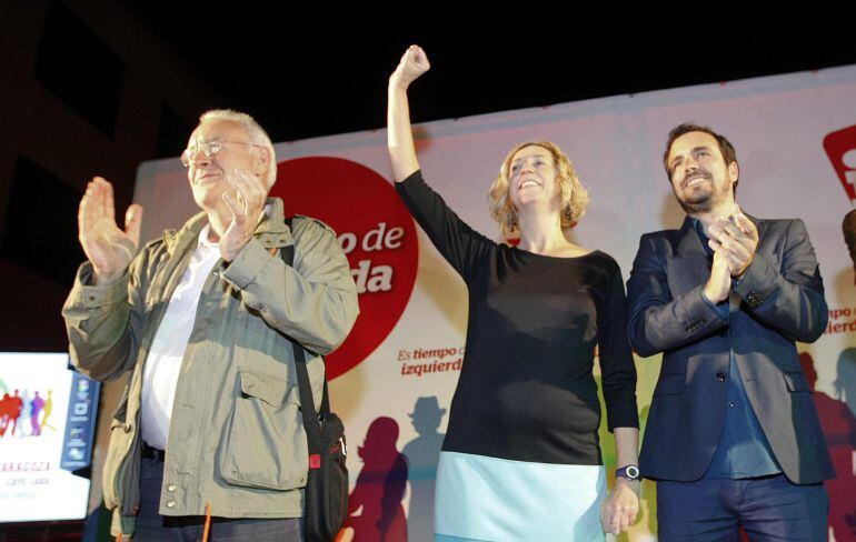 GRA924. ZARAGOZA. 07/05/2015.- El coordinador federal de IU, Cayo Lara (i), y el candidato a la presidencia del Gobierno, Alberto Garzón (d), y Patricia Luquin, candidta a la Presidencia del Gobierno de Aragón, participan en el acto de inicio del partido 