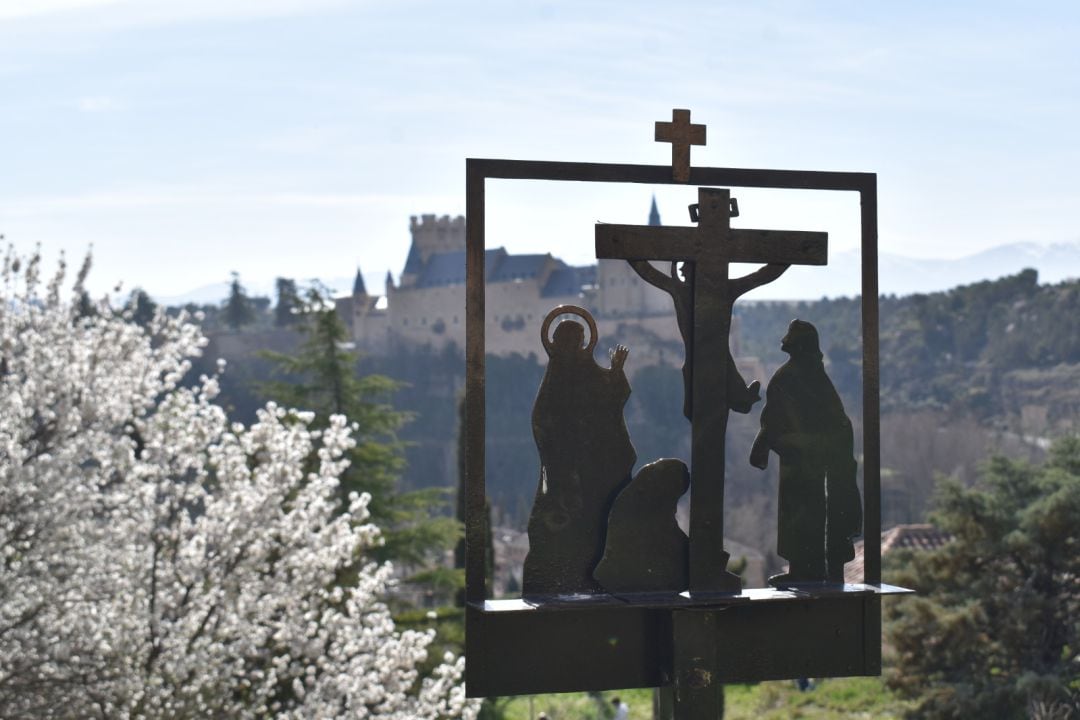 Una de las estaciones del Vía Crucis de la huerta de los Carmelitas con la ciudad monumental de Segovia como fondo