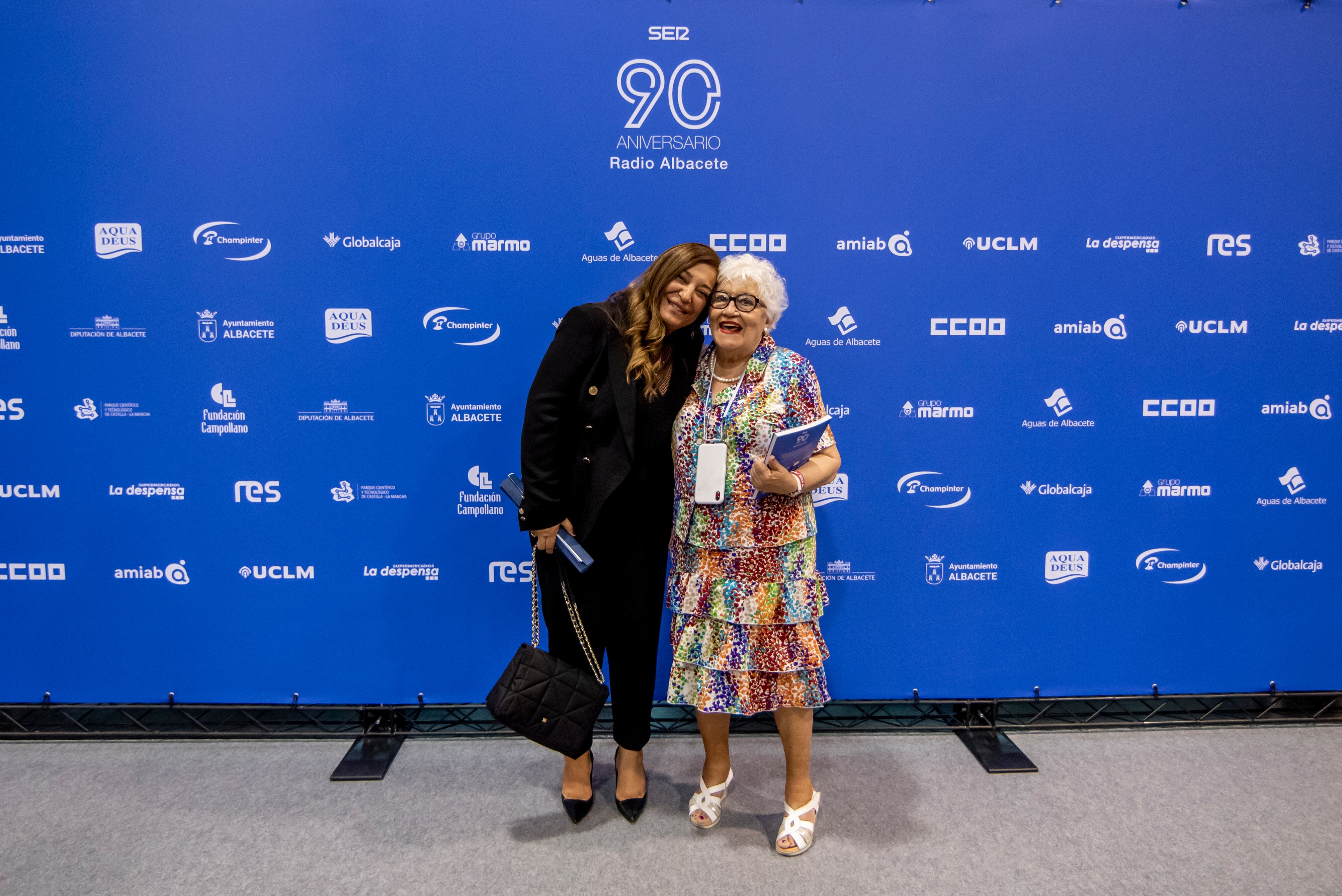 La directora de Radio Albacete, Justina Gómez, con Aurora Zárate.