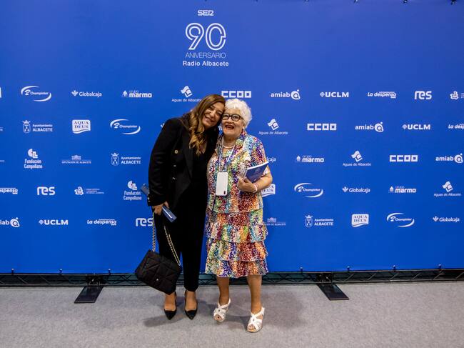 La directora de Radio Albacete, Justina Gómez, con Aurora Zárate.