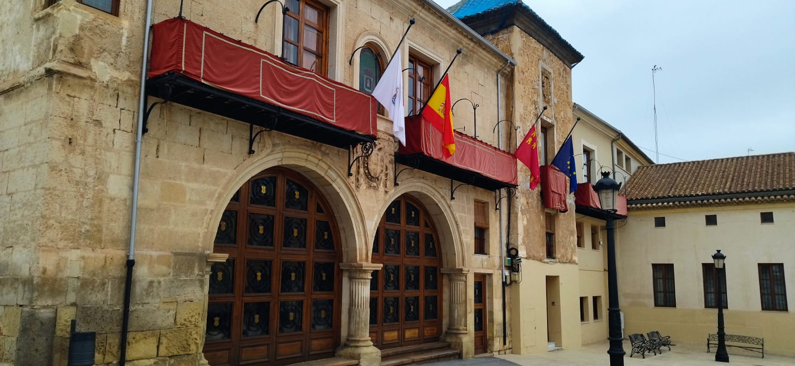 Ayuntamiento de Yecla con las banderas a media asta