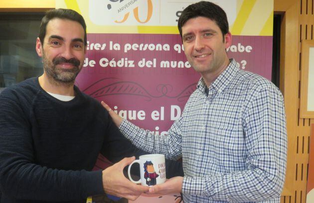 Figue entrega a Álvaro Geneiro la taza del concurso Doctorado Honoris Cádiz