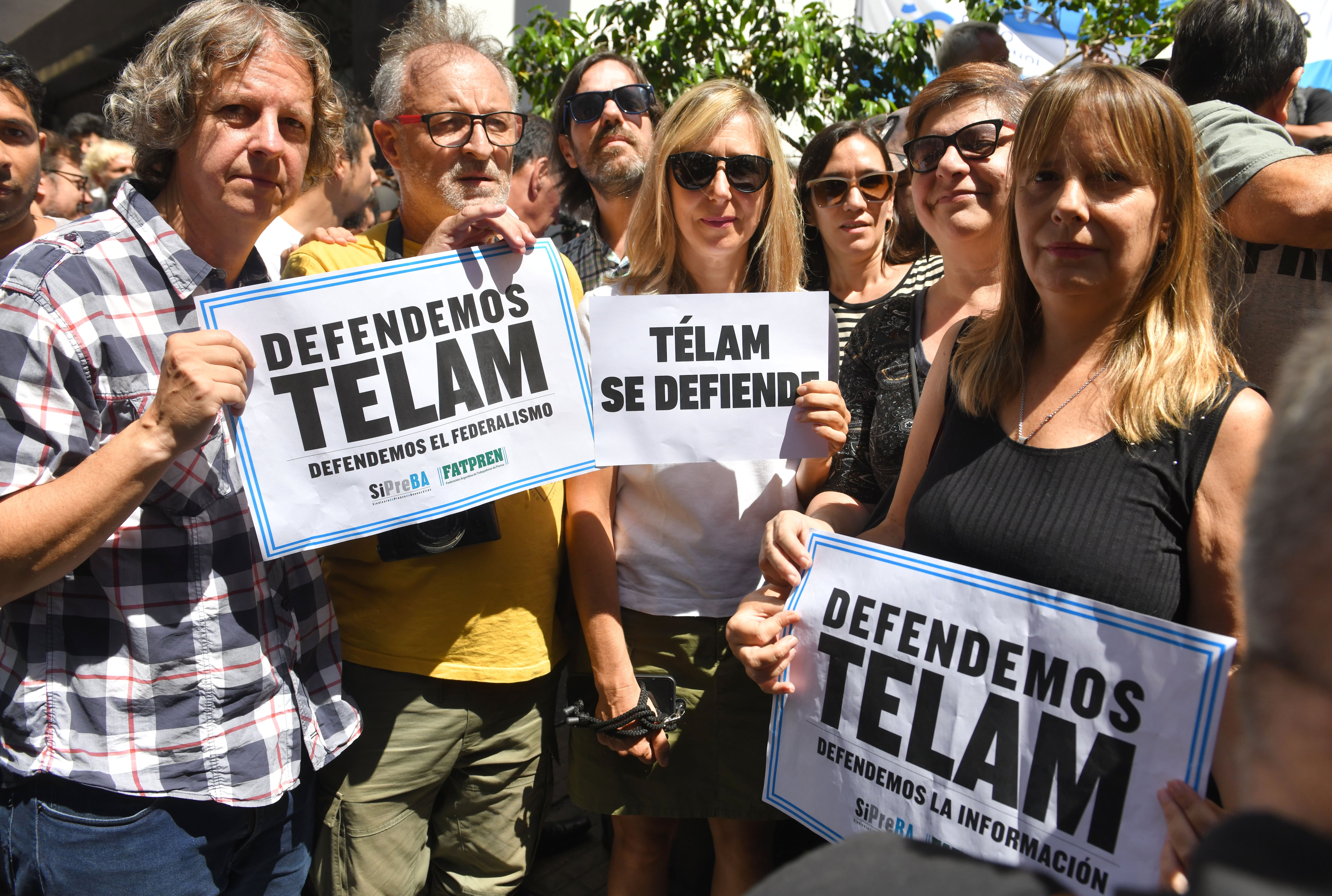 Varias personas participan este lunes en una manifestación convocada por trabajadores de la agencia estatal de noticias Télam para mostrar su rechazo a su cierre por orden del Ejecutivo, afuera de las oficinas de la agencia en el barrio de San Telmo en Buenos Aires (Argentina)