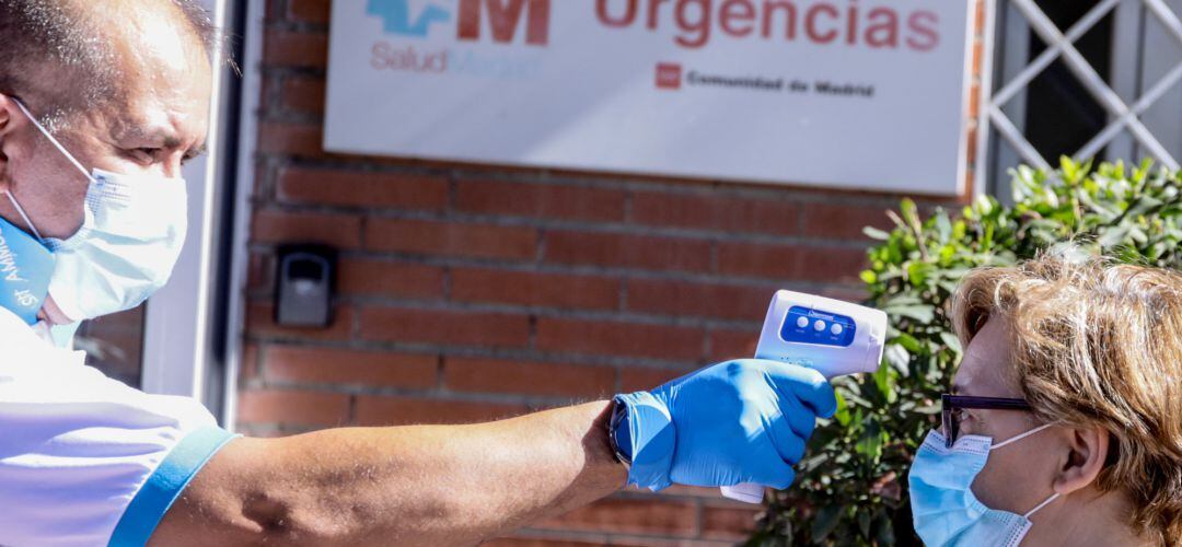 Sanitario toma la temperatura